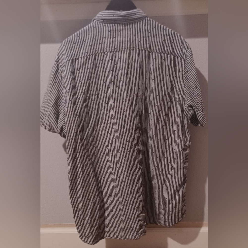 American Rag Men's button front short sleeve shirt. - Picture 3 of 3